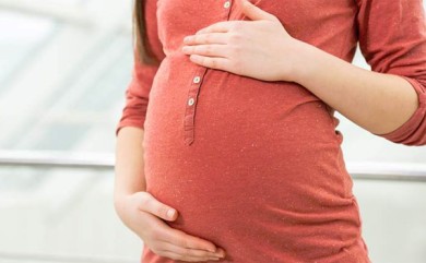 গরমে এমনিতেই হাসফাঁস অবস্থা। তার উপর এই সময় যারা মা হতে চলেছেন তাদের অবস্থা আরও কাহিল। গরমে এমনিতেই হাসফাঁস অবস্থা। তার উপর এই সময় যারা মা হতে চলেছেন তাদের অবস্থা আরও কাহিল।